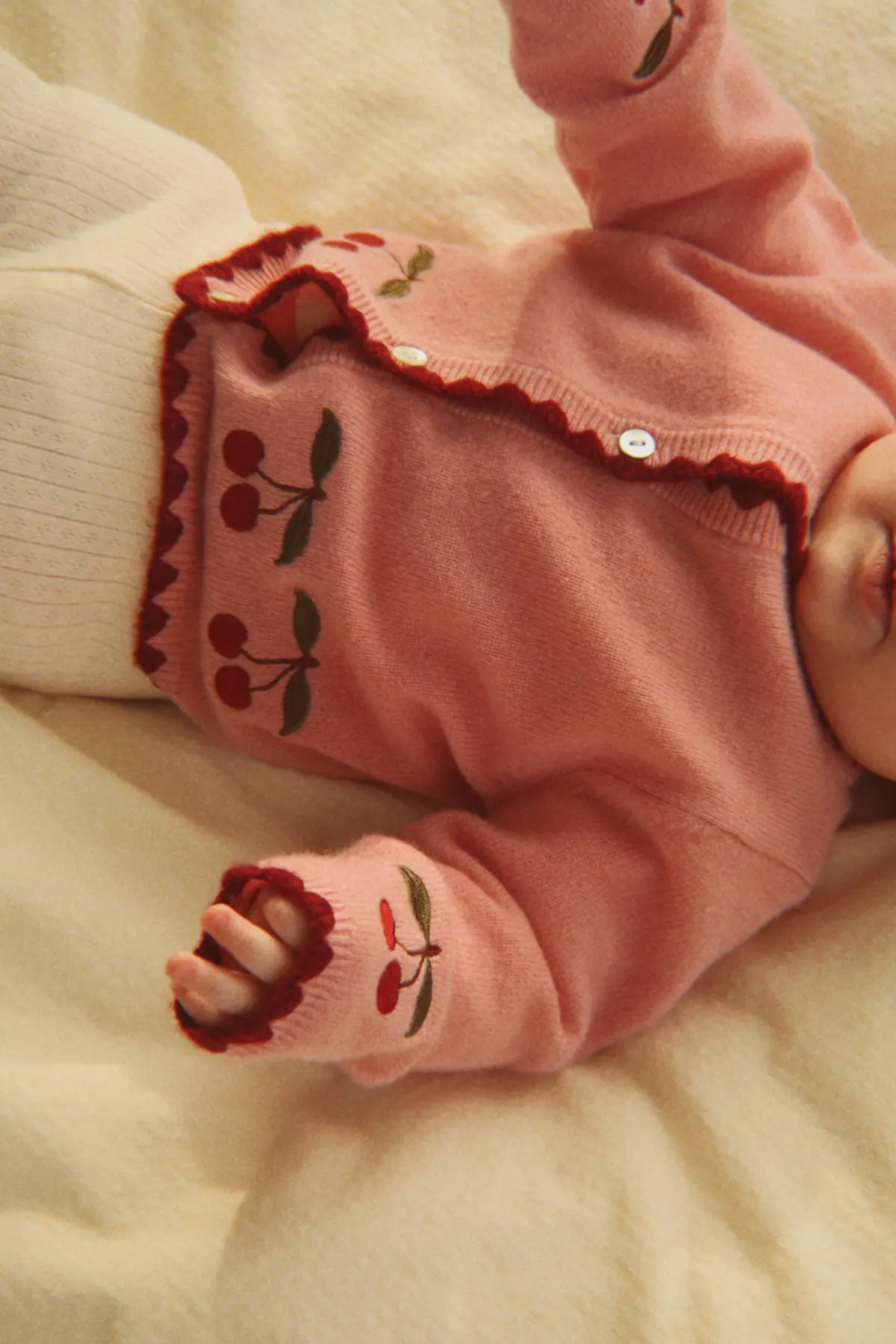 Konges Sløjd Strickjacke Collette „Pale Blush“ – Strickjacke beim Tragen