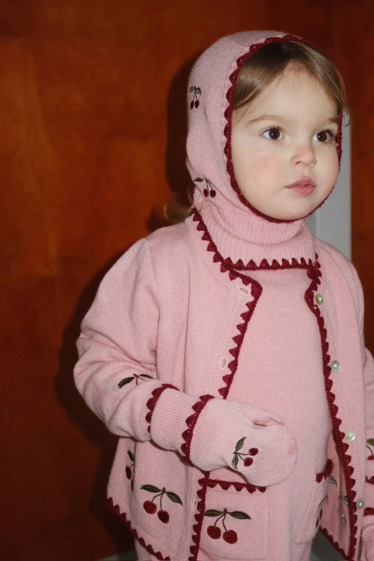Konges Sløjd Collette Strickoutfit „Pale Blush“ – Kind mit Strickjacke, Schlupfmütze und Fäustlingen