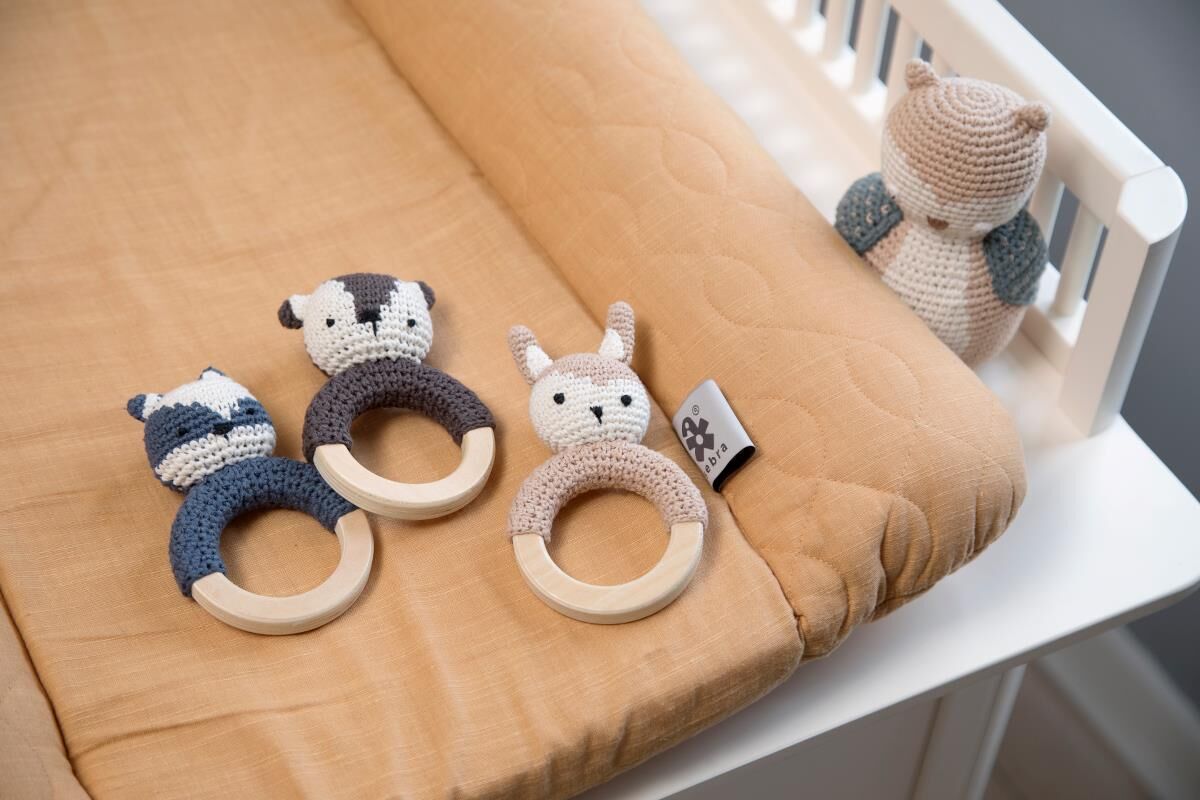 Sebra Häkel-Rassel, Milo auf Holzring, pinecone brown - 02