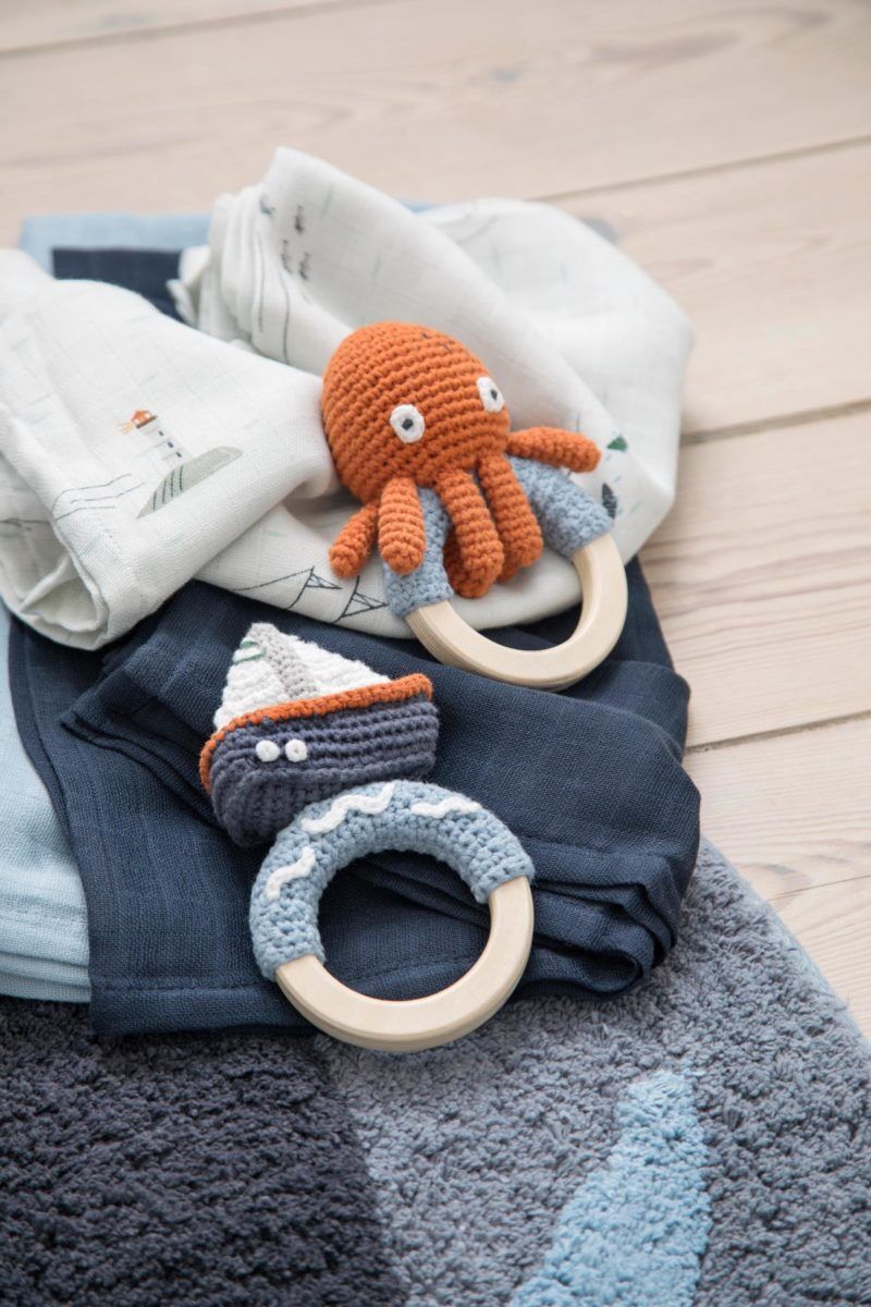 Sebra Häkel-Rassel Boot auf Holzring Mood