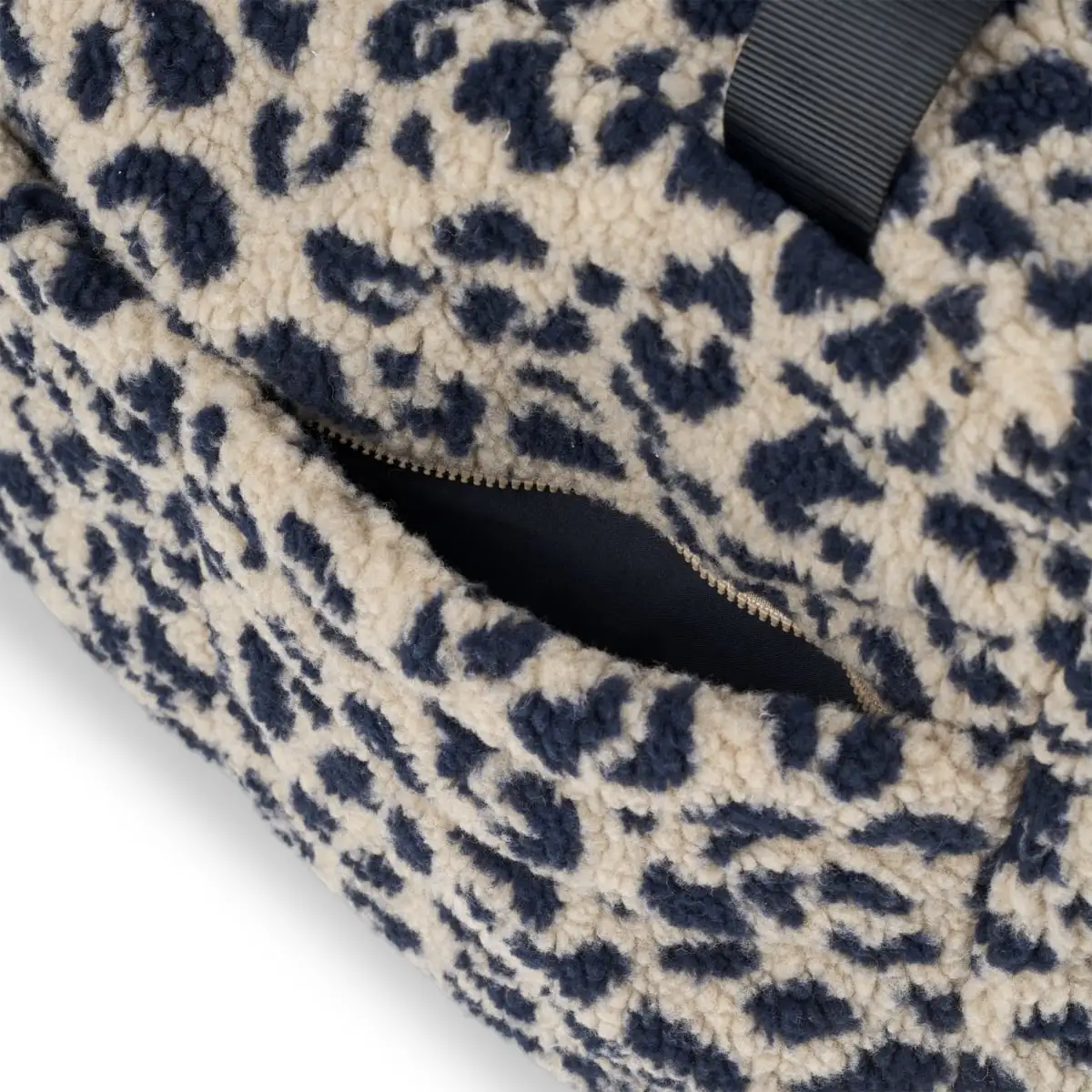 DELISTED Liewood Pile Wickeltasche Menza „Mega leo / Nebelgrau“, Sherpa, 30x40x20cm – Bild 2