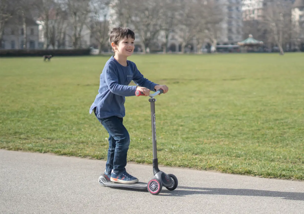 Globber Roller Master Lights mit Leuchtrollen – schwarz-rot, 4-14 Jahre