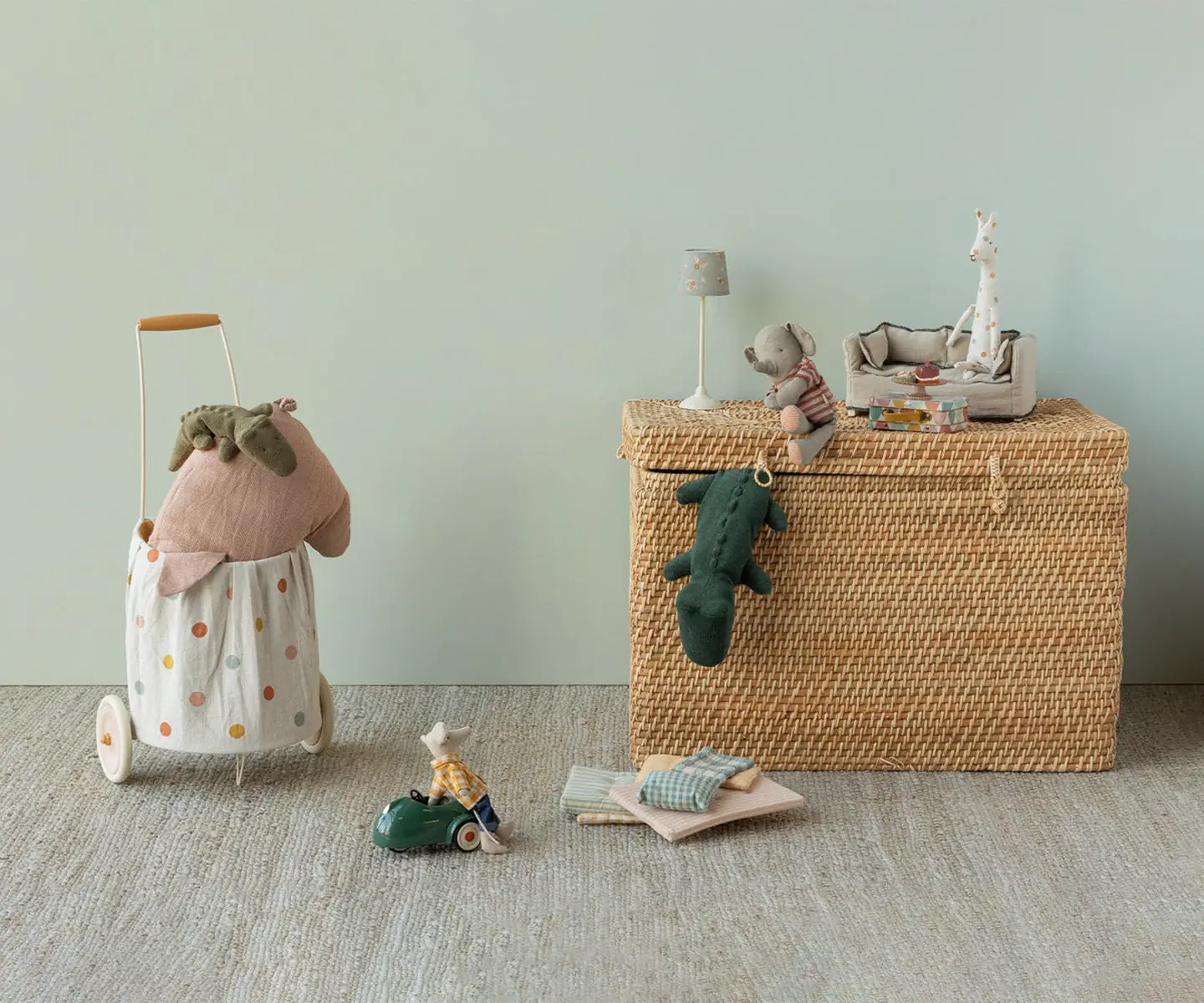 Maileg kleines Kuscheltier Jumbo Elefant in einer Maileg-Spielszene