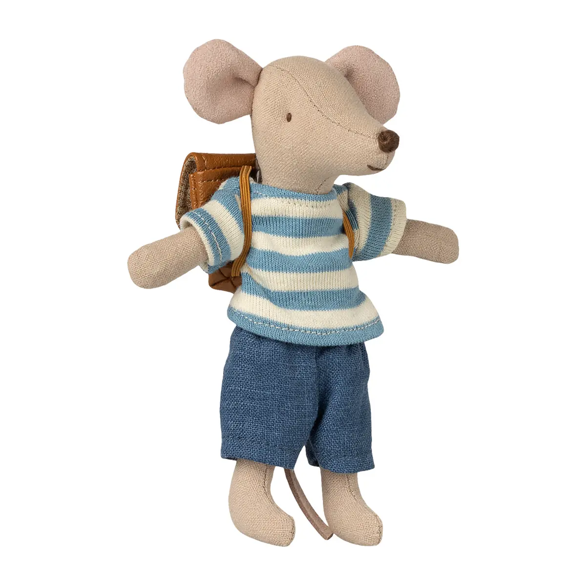 Maileg Puppenkleidungs-Set Shirt, Hose und Rucksack für großer Bruder Maus auf weißem Hintergrund