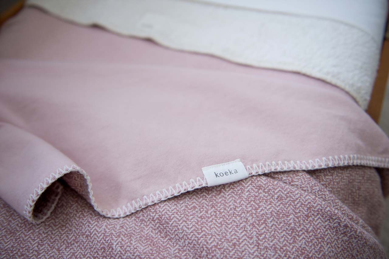 koeka Babydecke Vigo Fannel old pink : shadow pink, 70x100cm im Bett