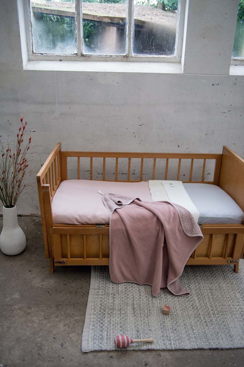 koeka Wickelcape Vigo old pink auf Bett