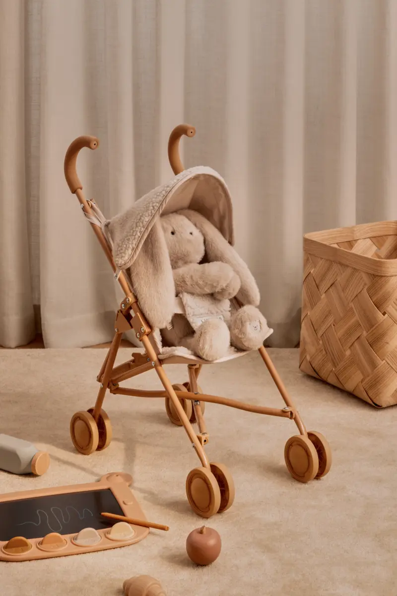 Liewood Puppenbuggy Elsie „Sandy“ mit Fleece-Teddystoff