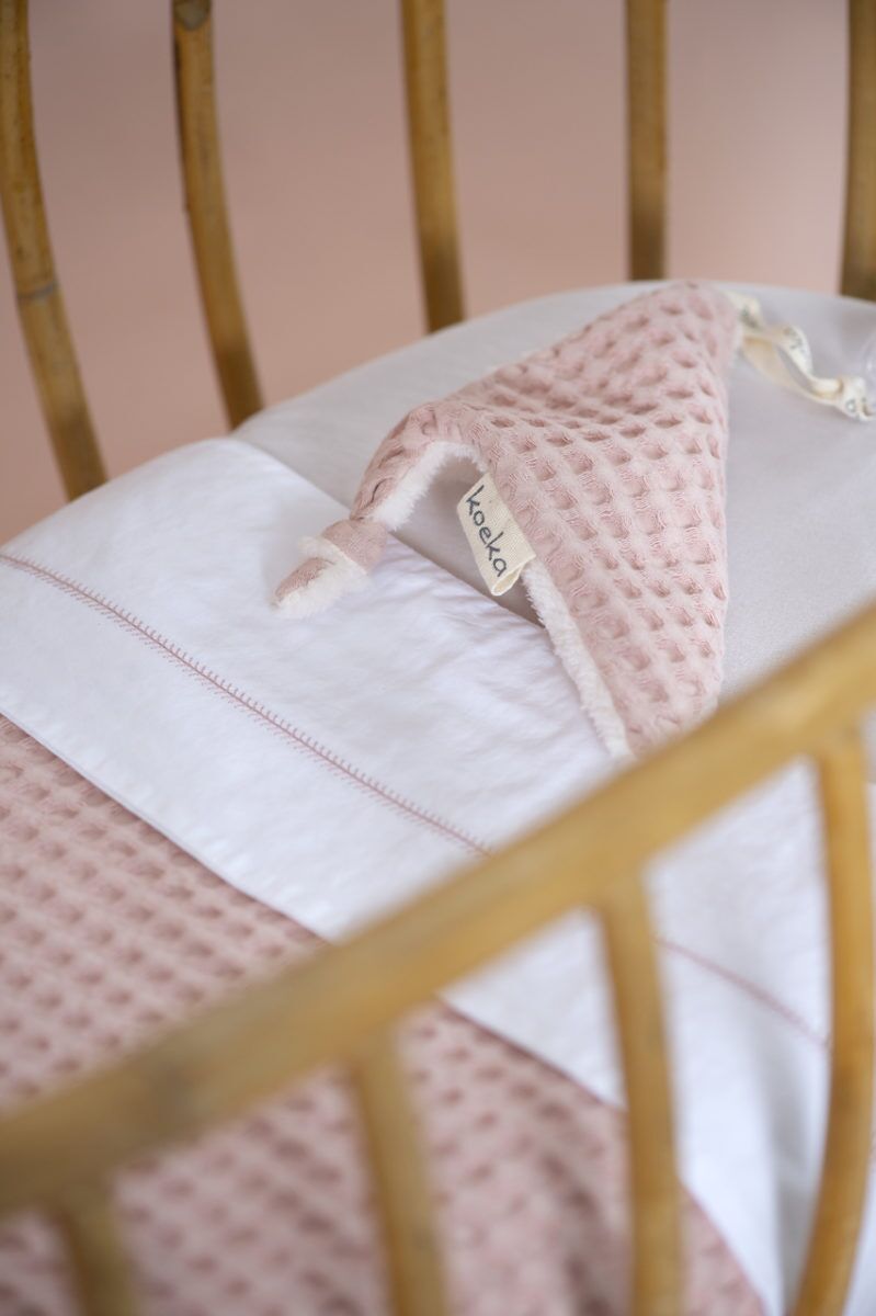 koeka Kinderdecke Oslo shadow pink : light shadow pink, 100x150cm im Bett