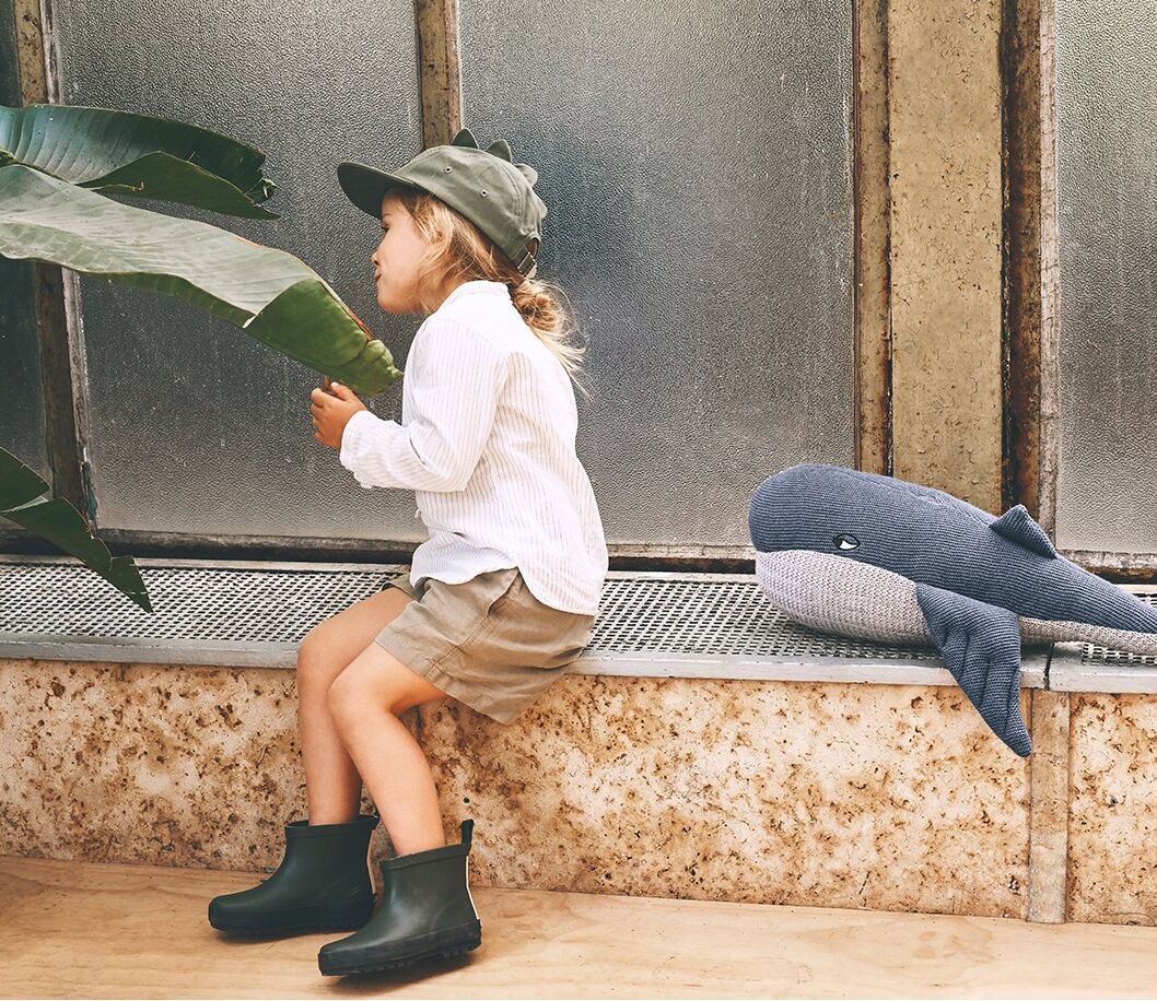 Liewood Tekla Regenstiefel „Hunter : black mix“ mit Mädchen
