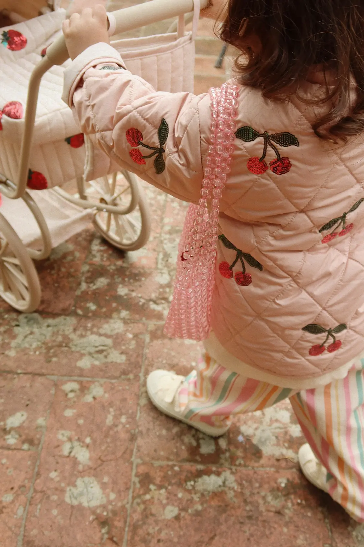 Konges Sløjd Steppjacke Flora „Ma Grande Cerise“ mit Pailletten, Gr. 92-110, 122-140 – Bild 7
