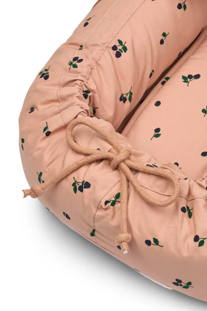 Liewood Gro Babylift / Babynest „Mini Berry / Pale tuscany“, Bio-Baumwolle