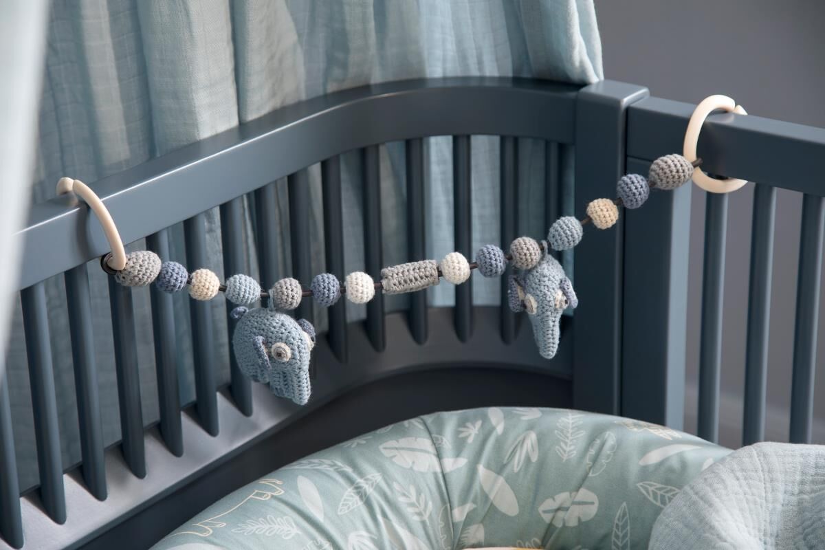 DELISTED Sebra Häkel-Kinderwagenkette, Fanto der Elefant „Powder Blue“ – Bild 2