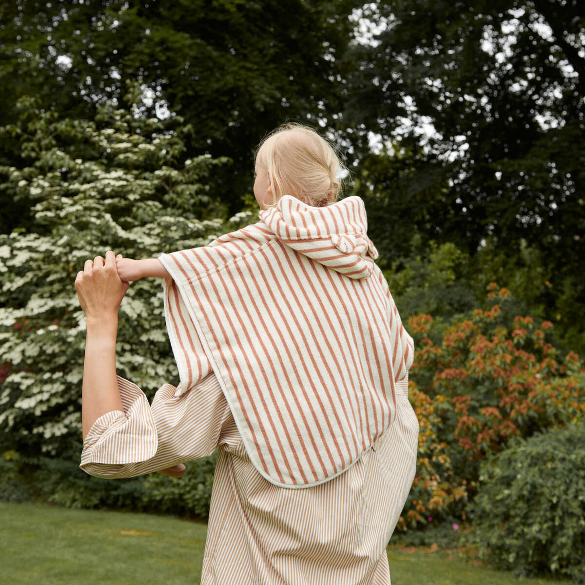DELISTED Liewood Izzy Badeponcho „Jojoba / creme“, gestreift – Bild 5