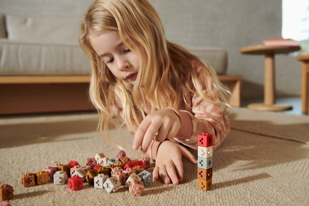 DELISTED Liewood Silikon Würfel-Bausteine Links „Dusty raspberry multi mix“, 50-teilig – Bild 4