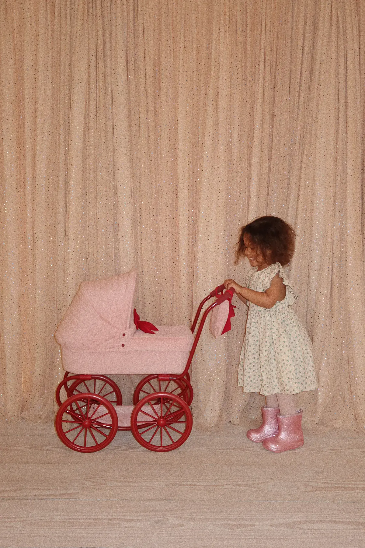 Konges Sløjd Minnie Puppenwagen Lulu „Strawberry Ice“, niedrige Version