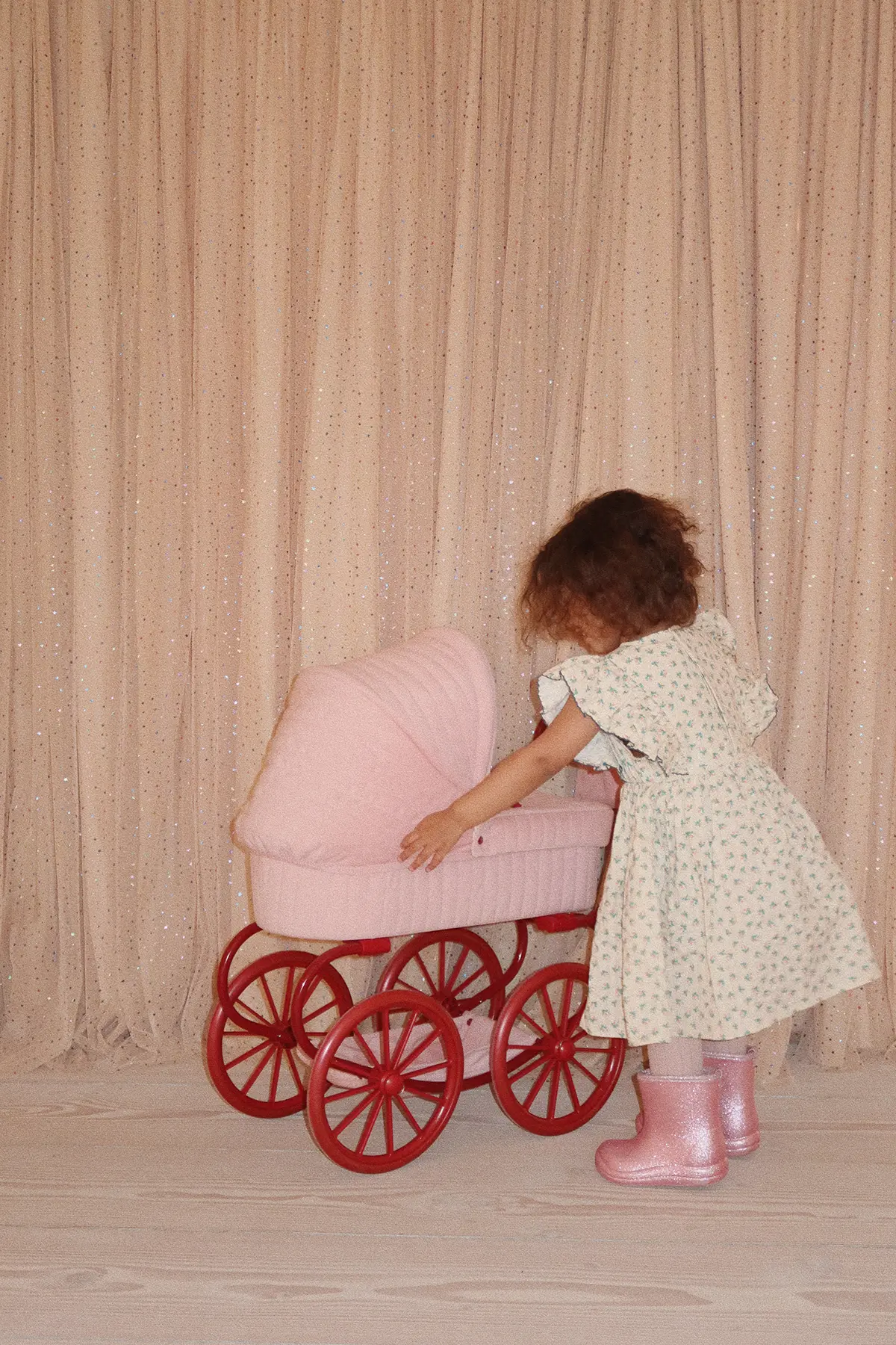 Konges Sløjd Minnie Puppenwagen Lulu „Strawberry Ice“, niedrige Version