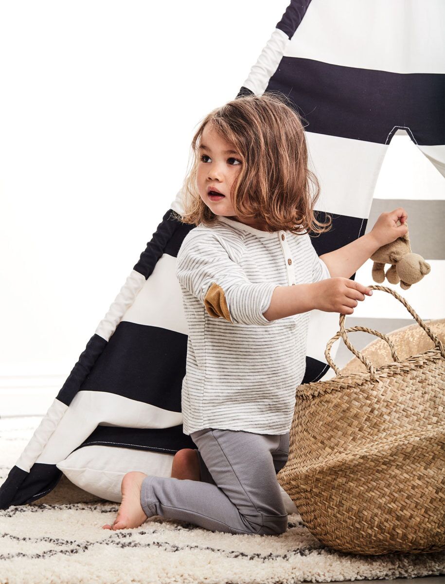 Kids Concept Tipi Zelt schwarz : weiß mit Mädchen