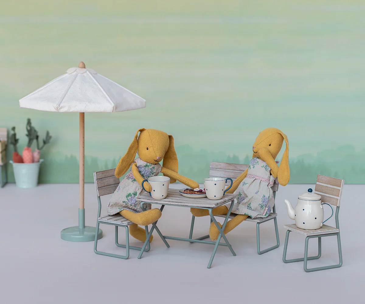 Maileg Puppenhaus Garten-Set inkl. Tisch, Stühle und Bank, Hasengröße Mood 1
