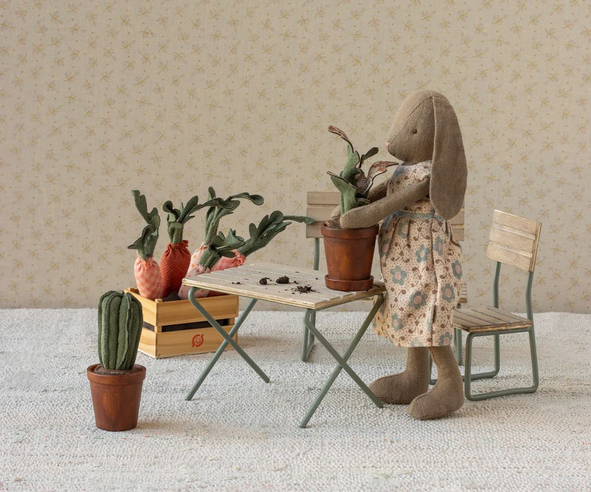 Maileg Puppenhaus Garten-Set inkl. Tisch, Stühle und Bank, Hasengröße Mood 1