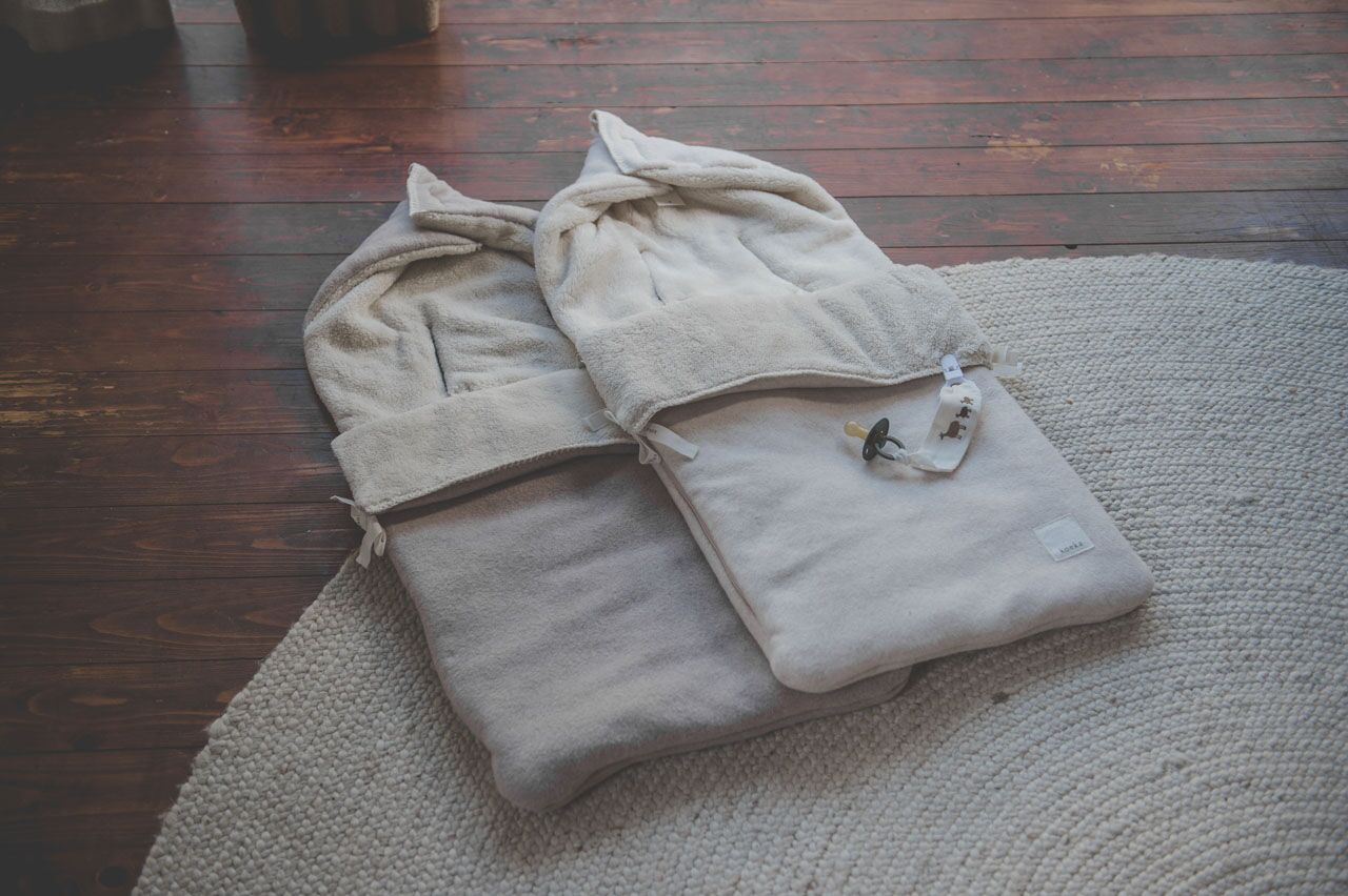 koeka Fußsack Denver Plüsch „clay“ für 3/5-Punktgurt – Bild 3