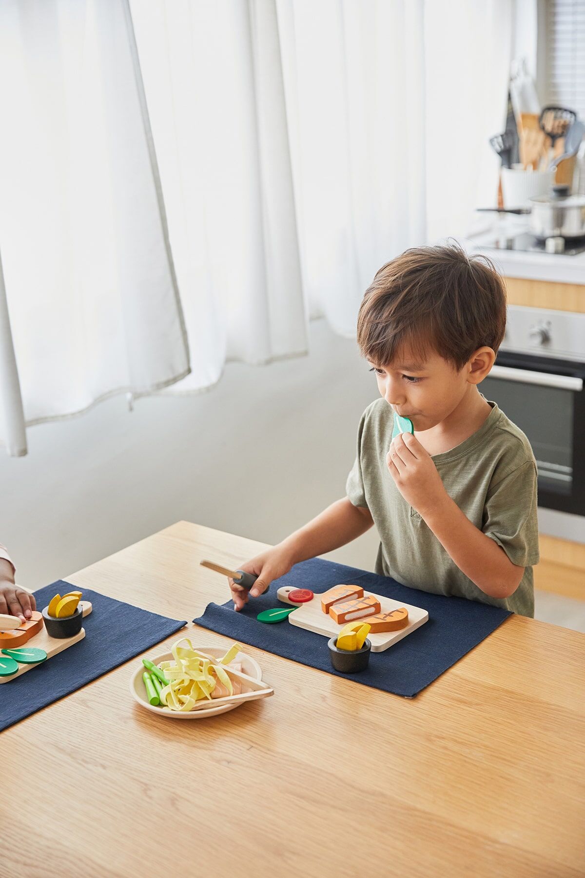 PlanToys Steak-Spielset aus Holz – Bild 6