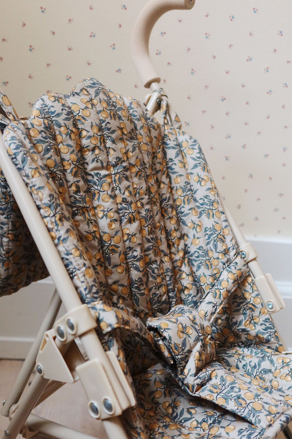 DELISTED Konges Sløjd Puppen-Buggy „Orangery beige“ – Bild 6