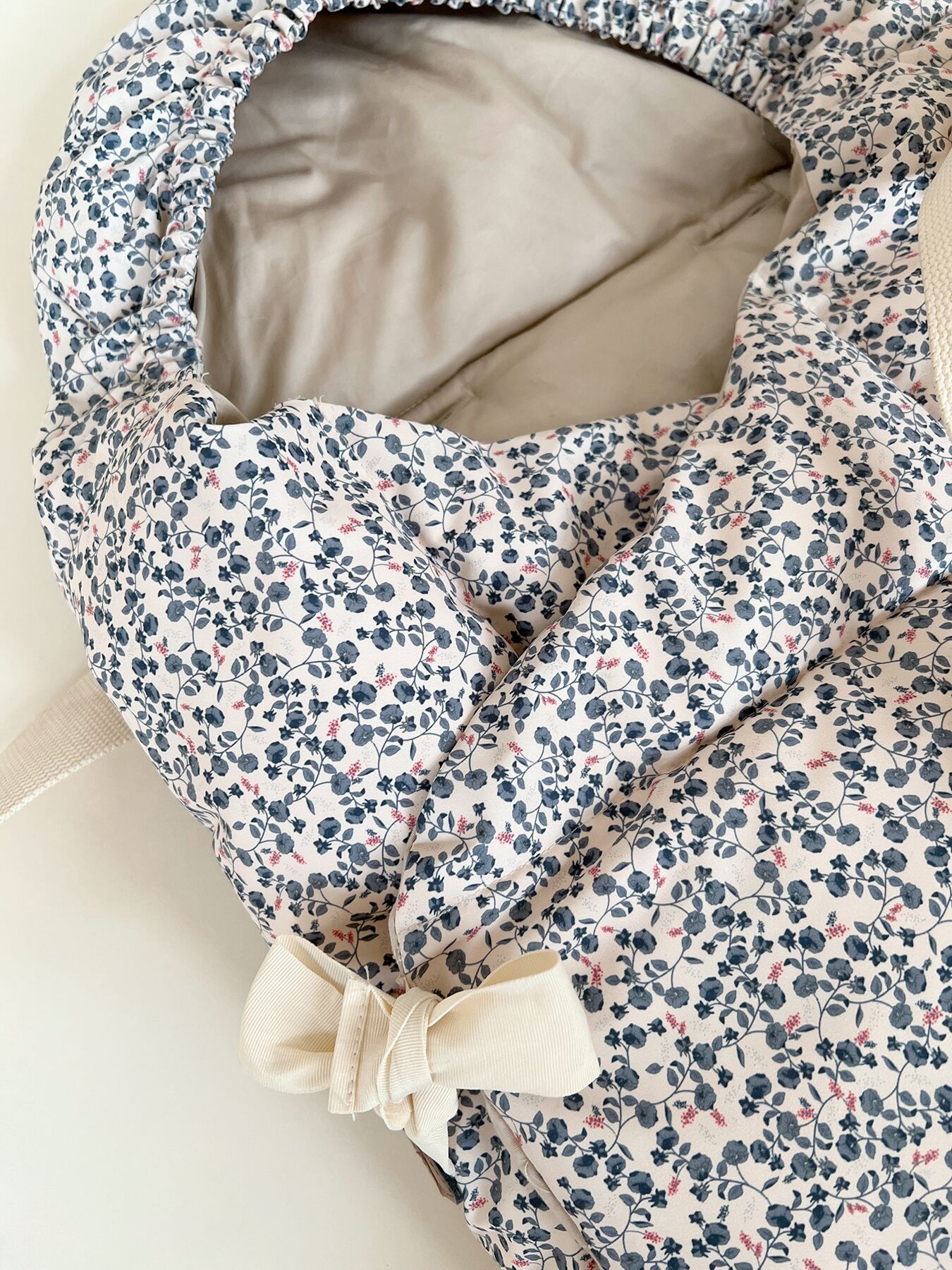 DELISTED Konges Sløjd Babytrage Nemuri „Espalier Petit“, Outdoor-Schalfsack, 136x100cm – Bild 3