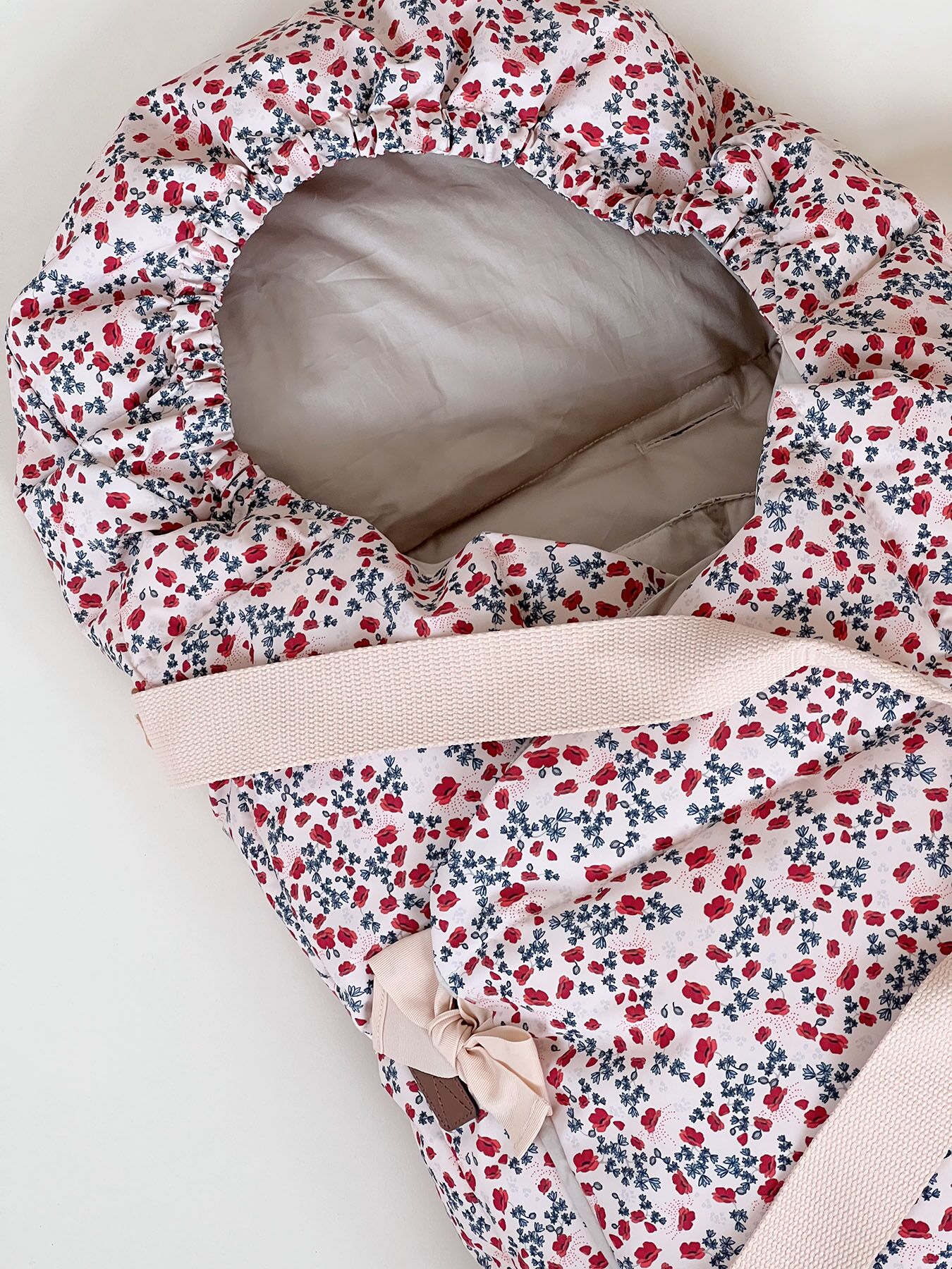 DELISTED Konges Sløjd Babytrage Nemuri „Poppy“, Outdoor-Schalfsack, 136x100cm – Bild 3