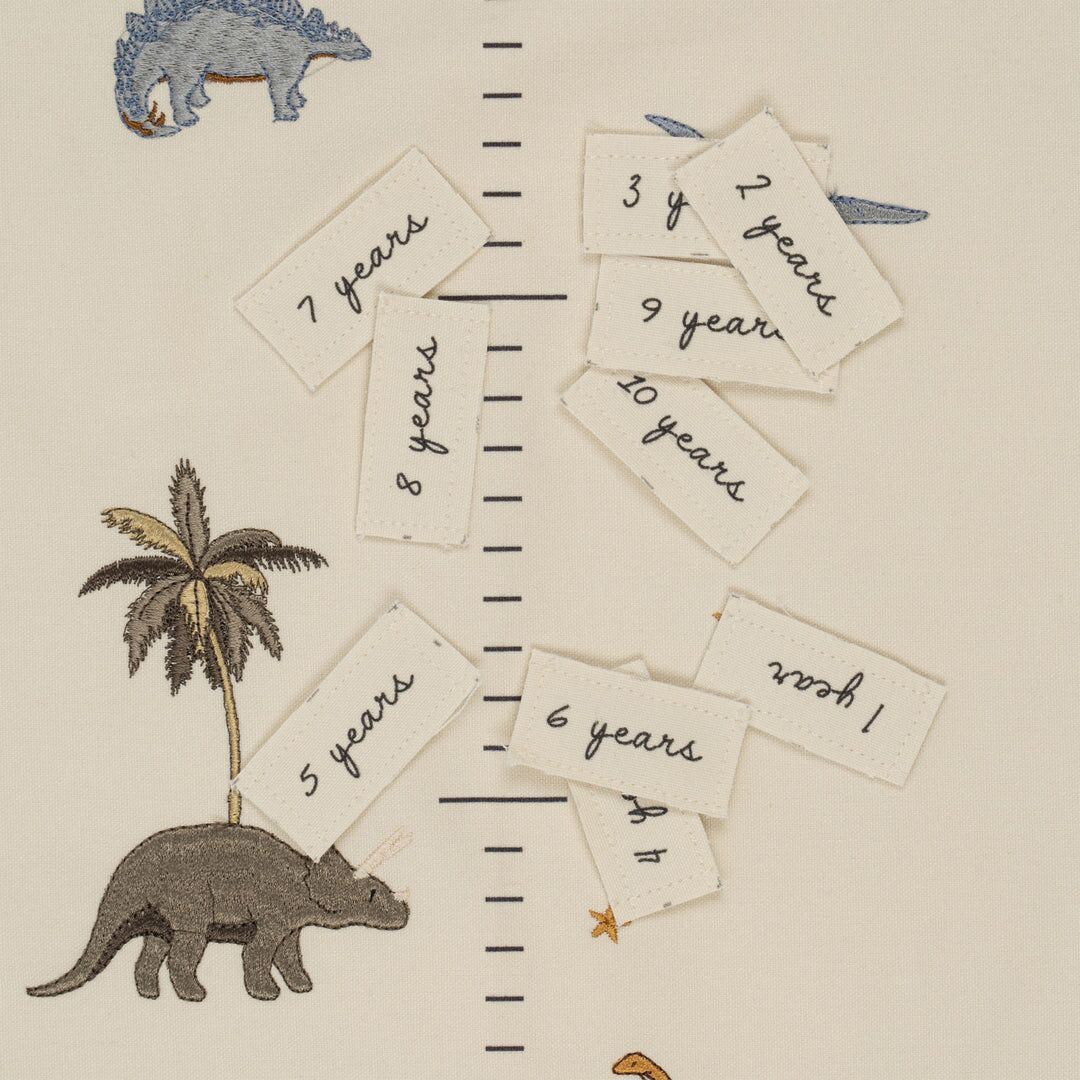 Konges Sløjd Kinder-Messlatte „Dino“, Bio-Baumwolle, 160cm – Bild 2