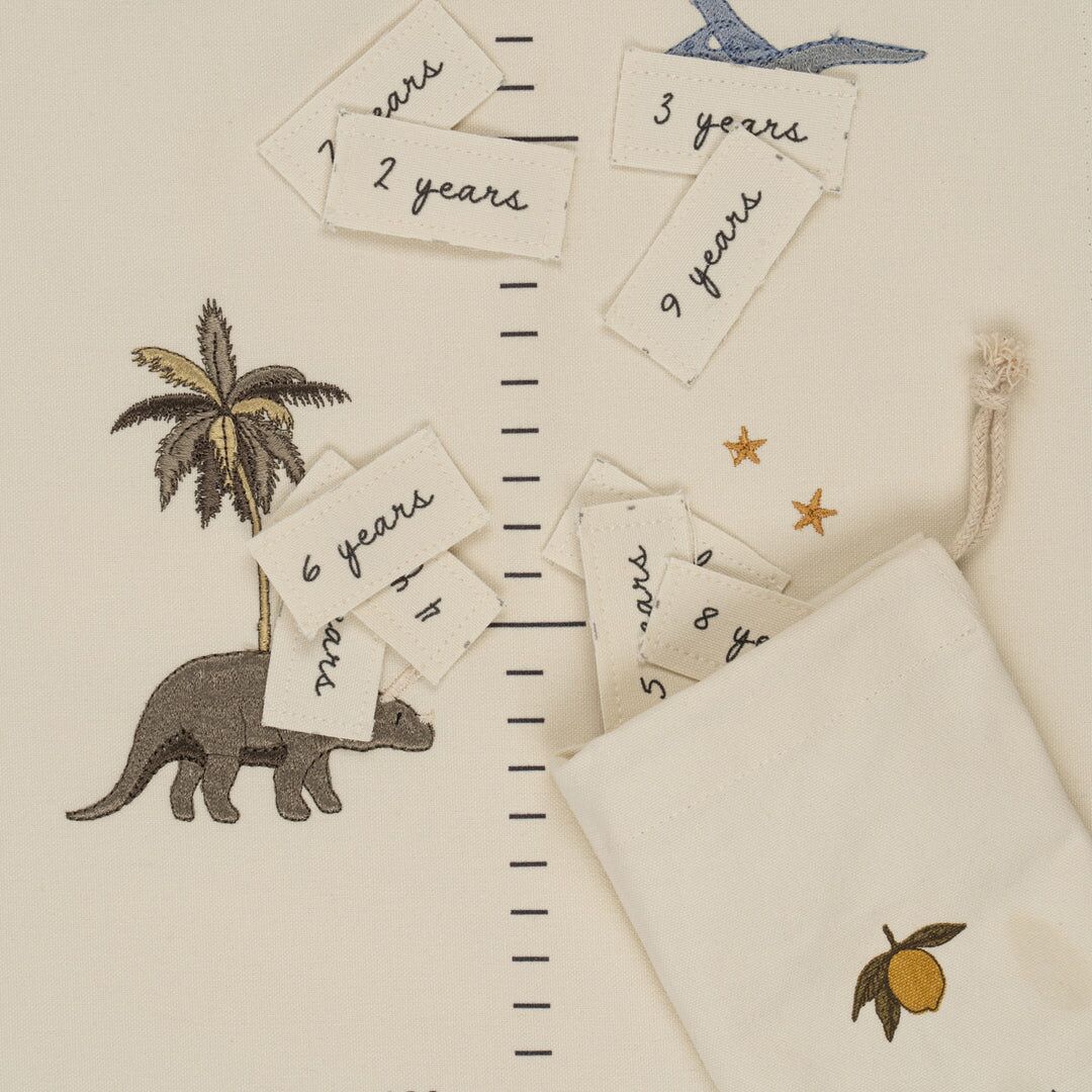 Konges Sløjd Kinder-Messlatte „Dino“, Bio-Baumwolle, 160cm – Bild 3