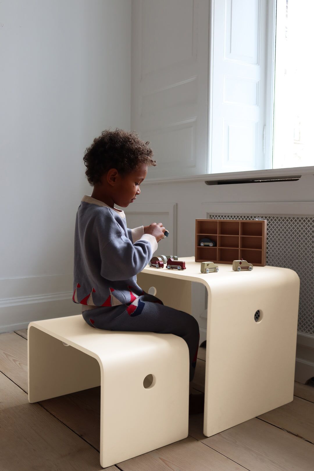 DELISTED Konges Sløjd Kindertisch mit Sitzbank aus FSC®-Holz, 2er-Set – Bild 3