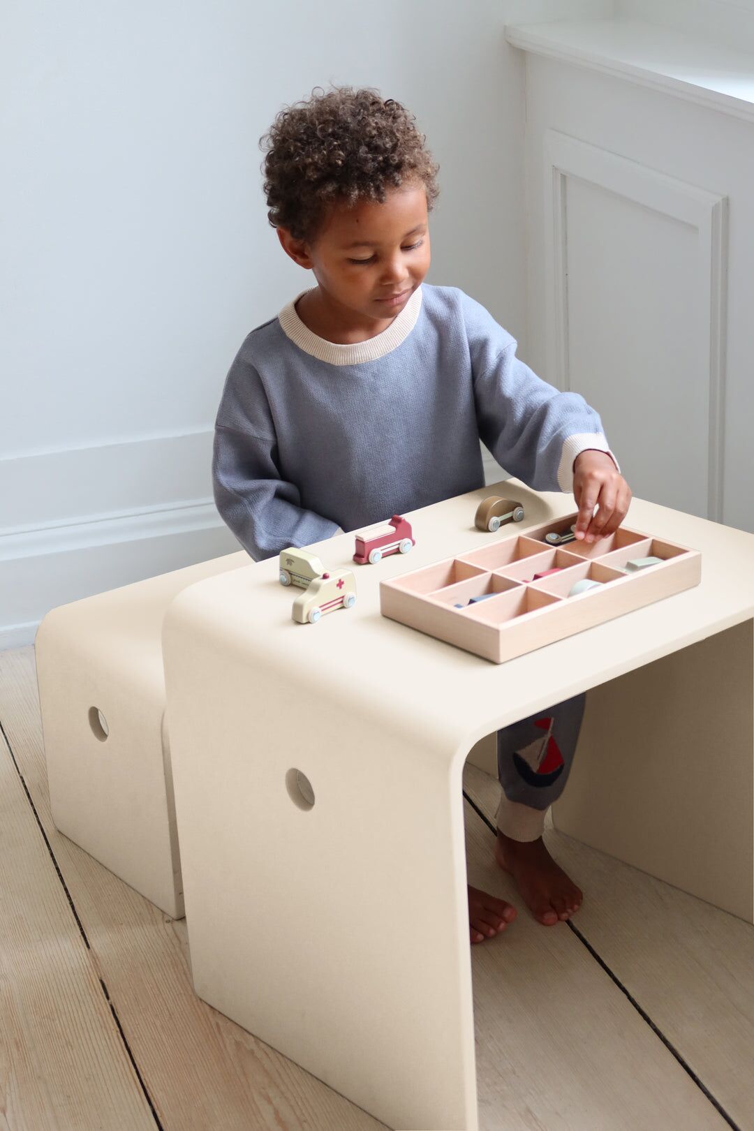 DELISTED Konges Sløjd Kindertisch mit Sitzbank aus FSC®-Holz, 2er-Set – Bild 4