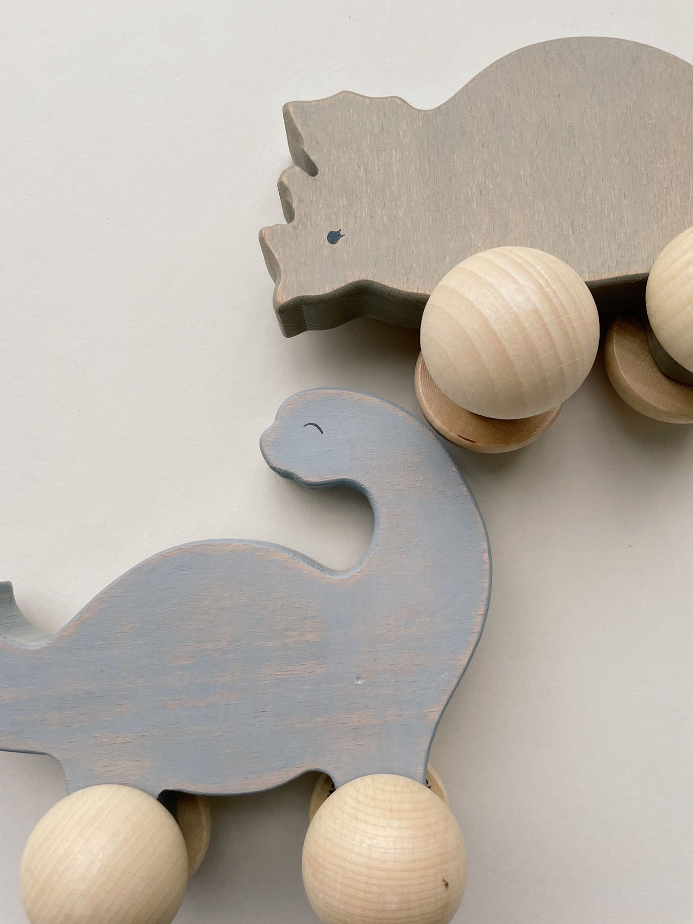 Konges Sløjd Dino Nachziehtier „Blue“, FSC®-Holz – Bild 4