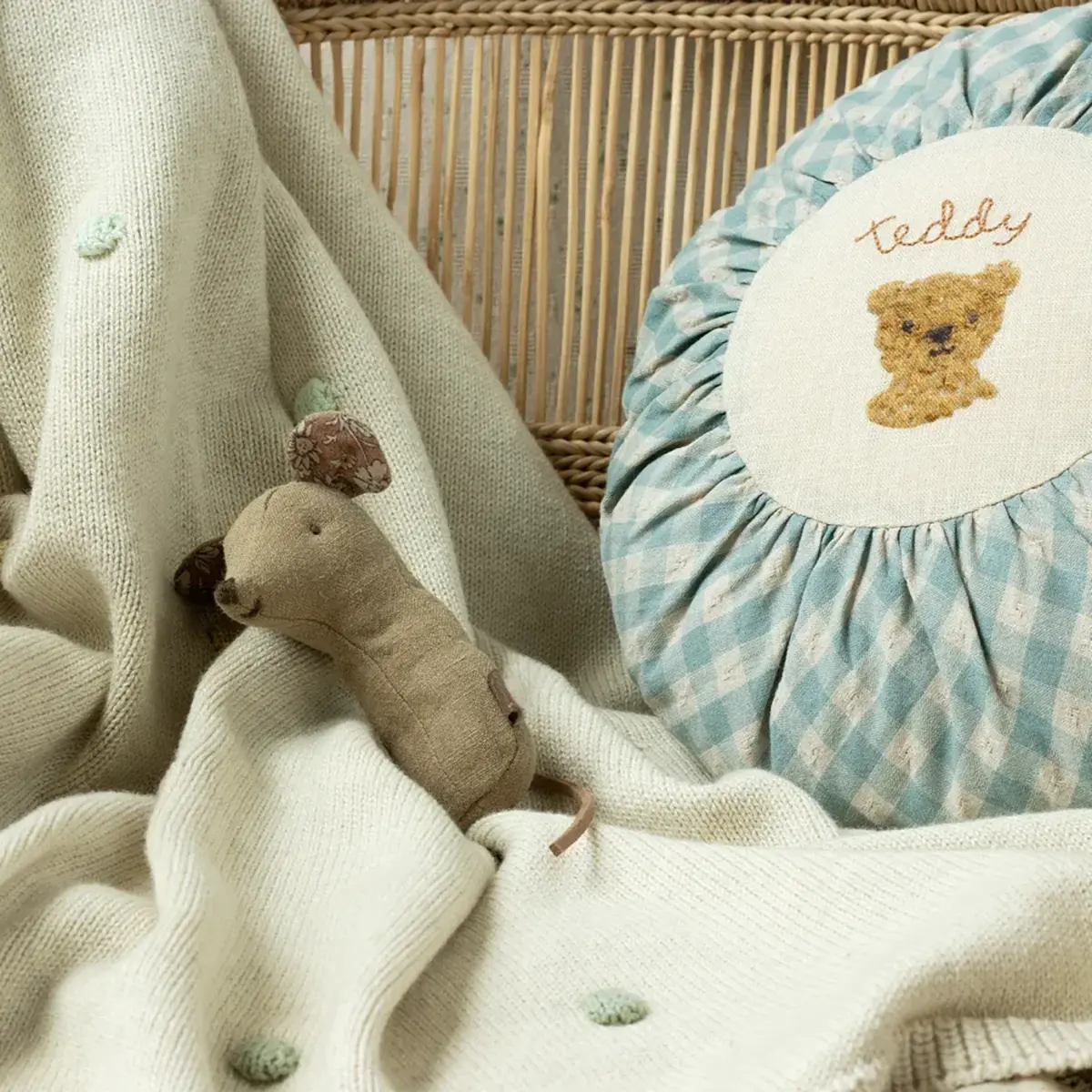 Maileg Lullaby Friends Baby-Rassel „Maus / helles Umbra“ H15cm – Bild 3