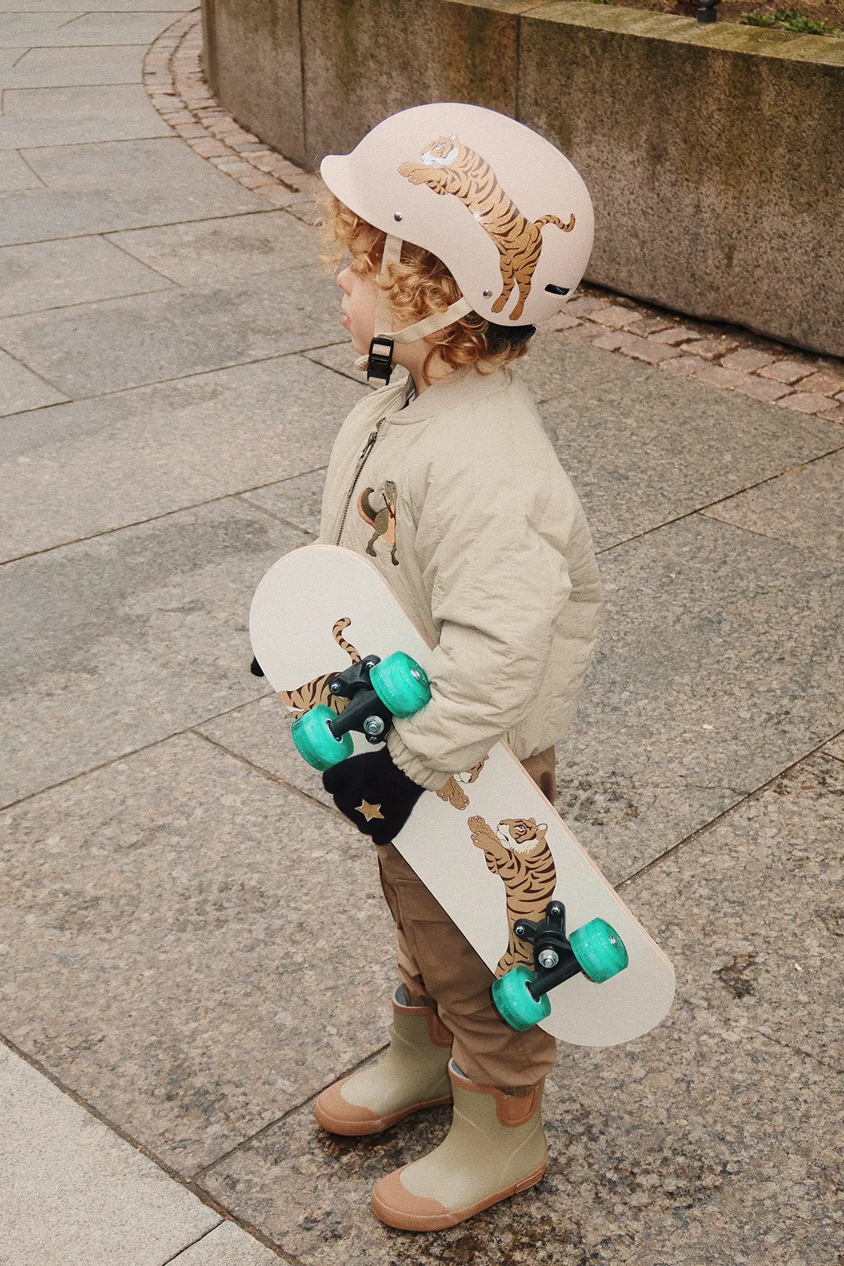 Konges Sløjd Skateboard „Lemon“ mit Leuchträdern – Bild 8