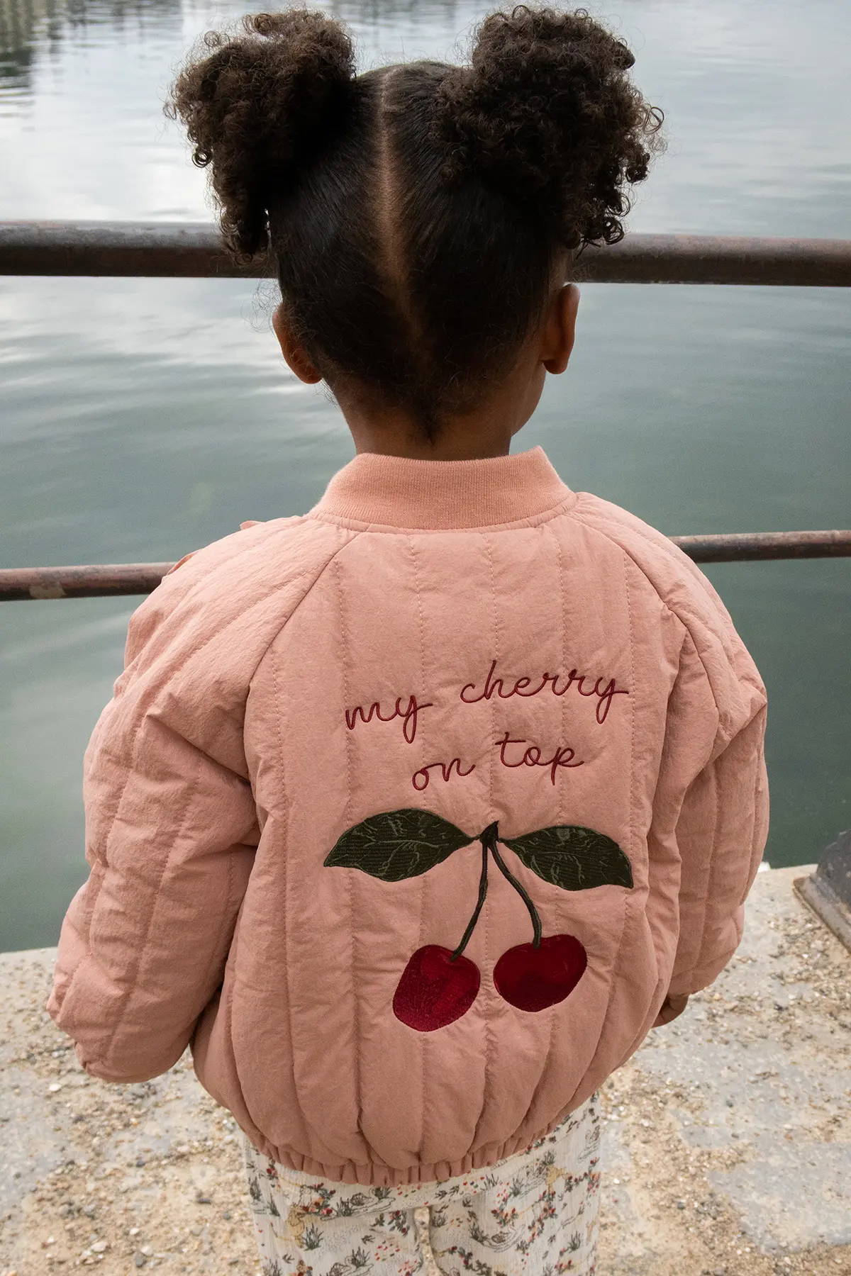 DELISTED Konges Sløjd Bomberjacke Juno „Cherry / Cameo Brown“ – Bild 8