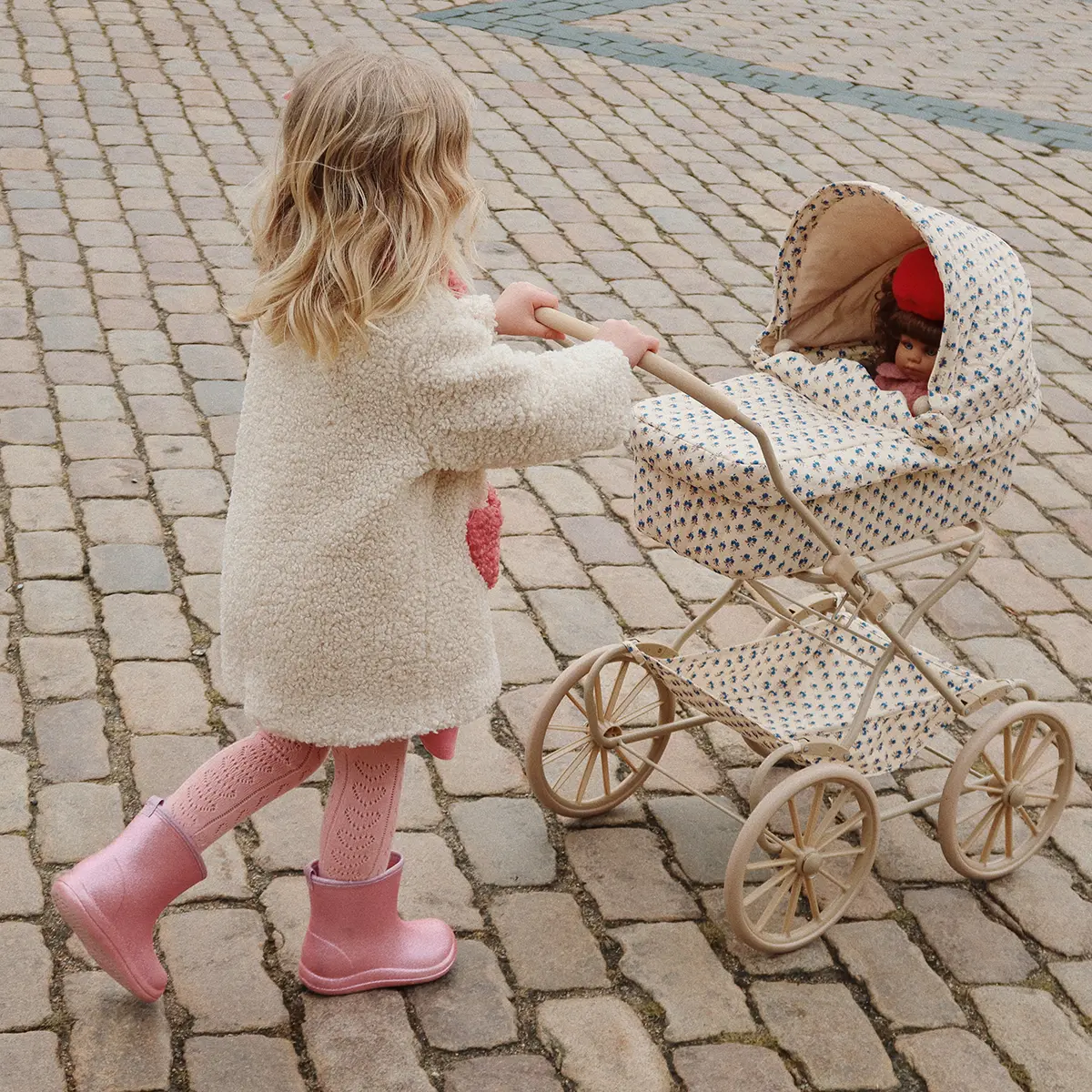 Konges Sløjd Puppe Odette, H42cm