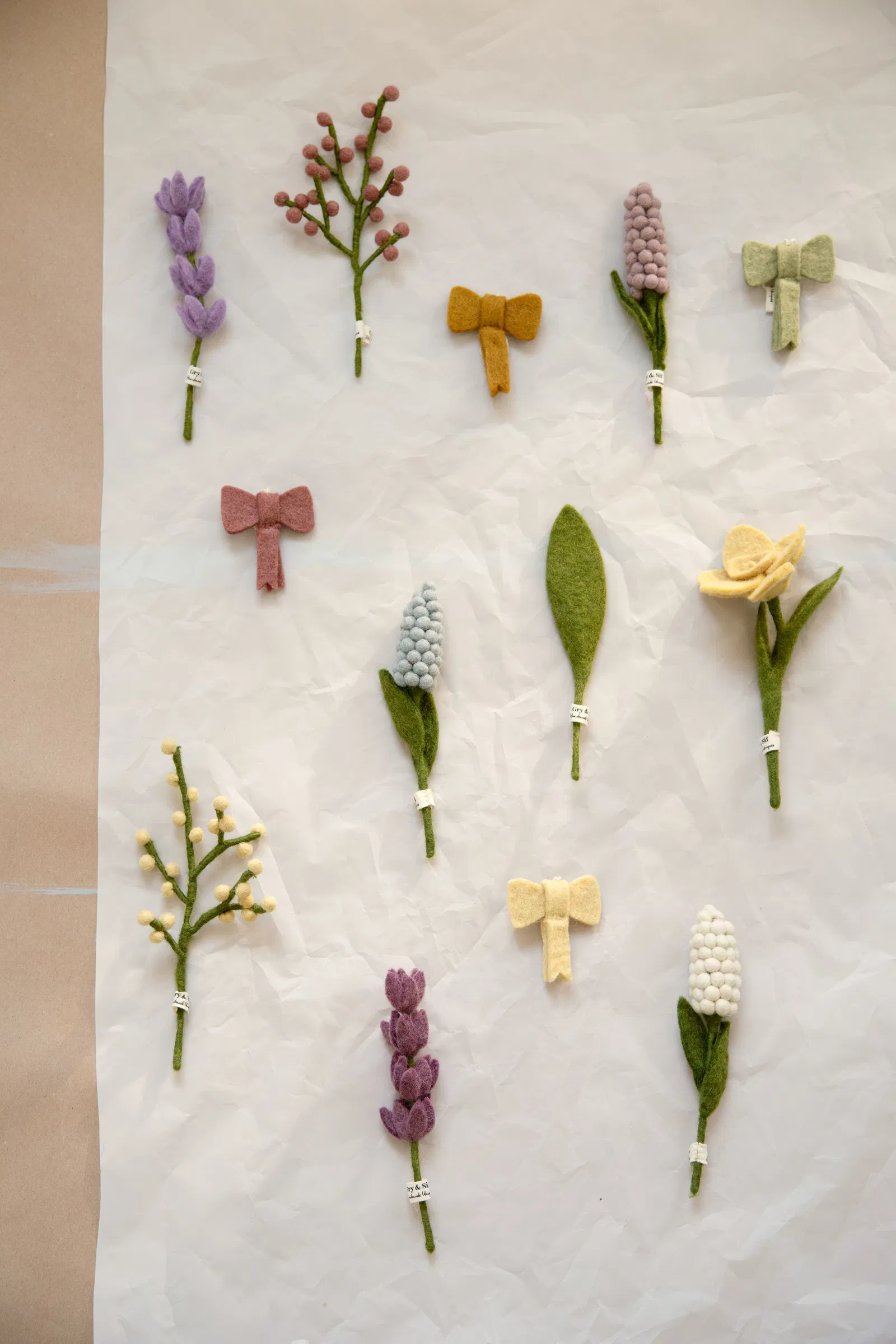 Gry & Sif Schaffamilie „weißes Schaf mit Gießkanne und Blumen“ H27cm – Bild 6