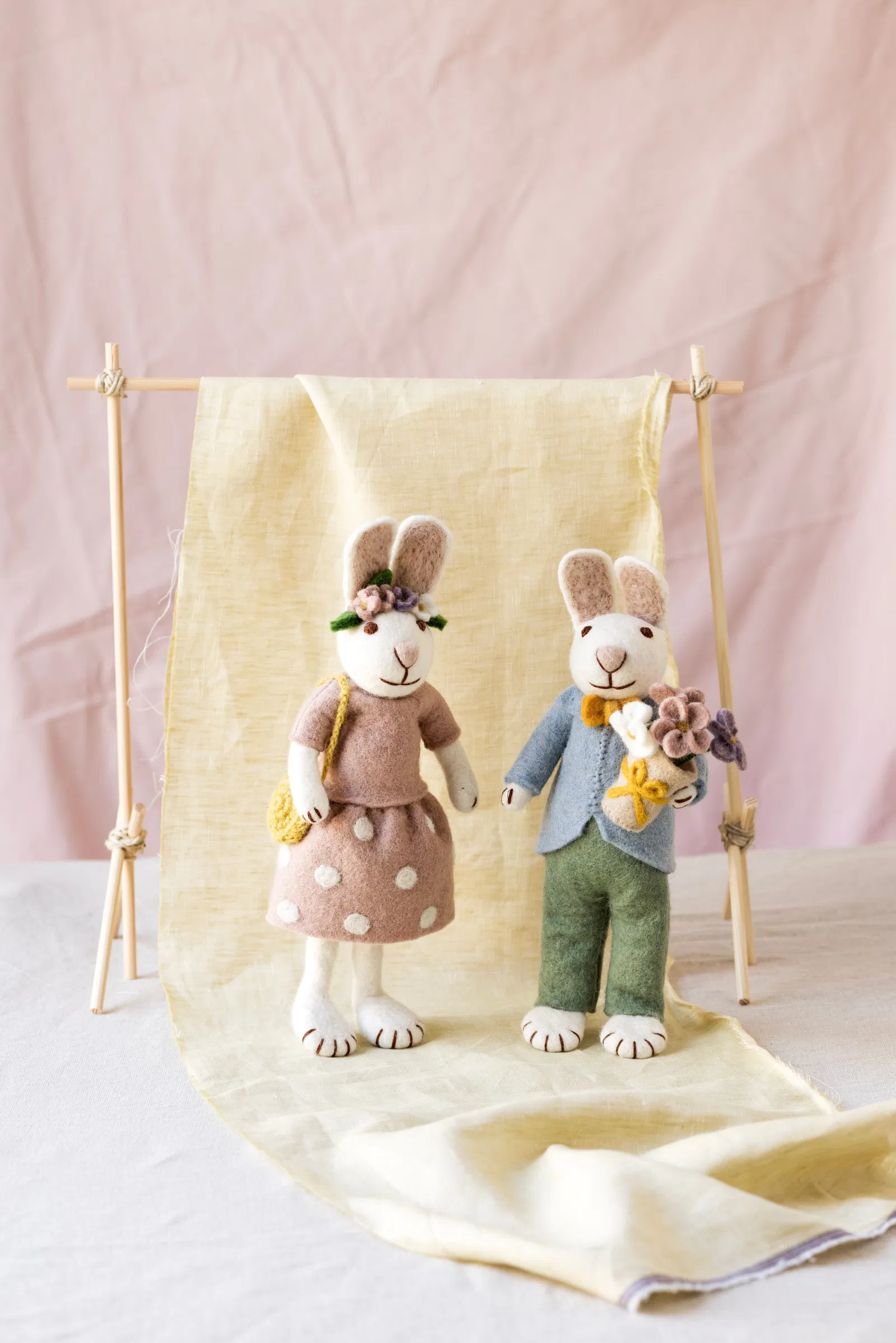 Gry & Sif Hasenfamilie „weißer Hase mit Blumenstrauß“ H27cm