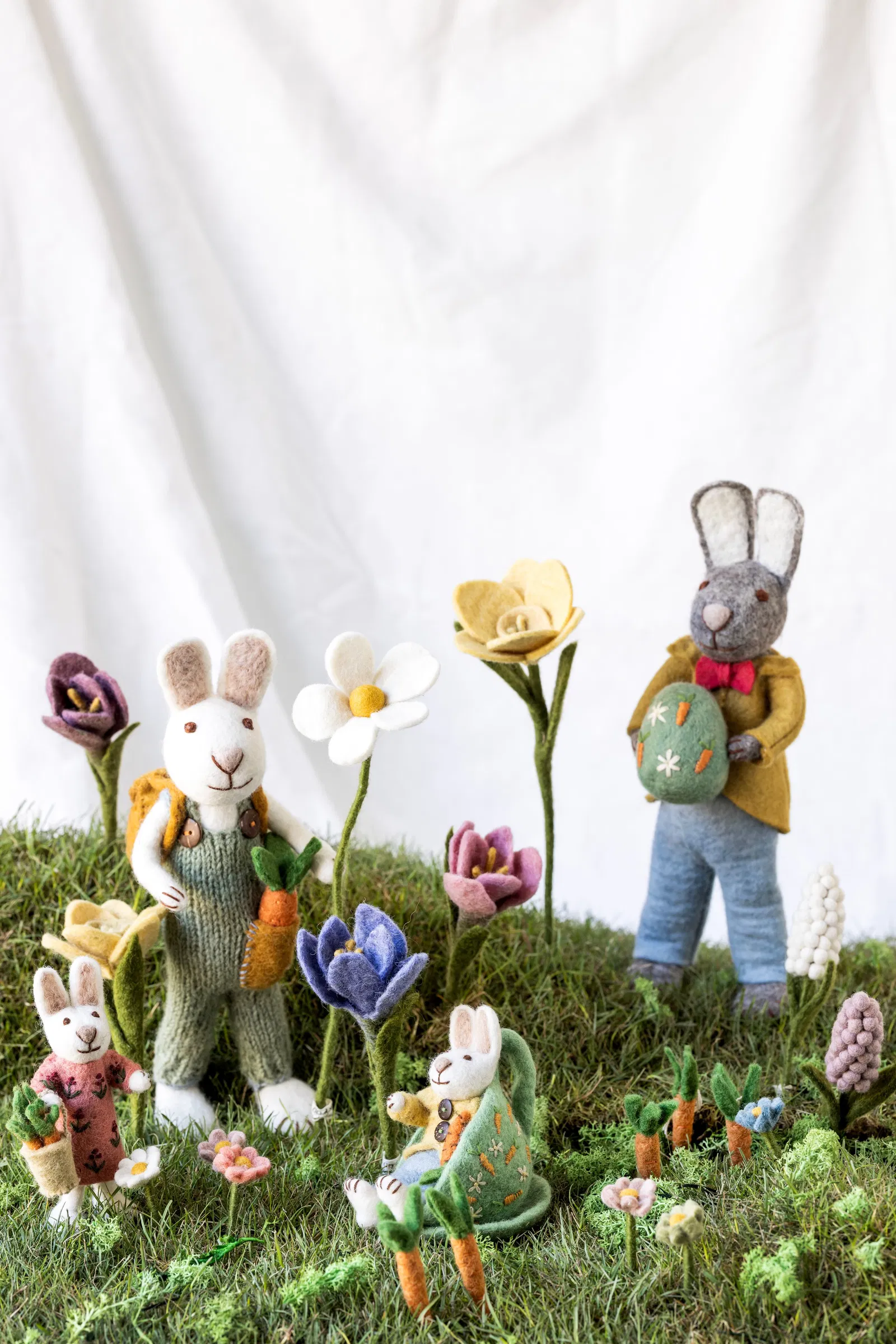 Gry & Sif Hasenfamilie „weißer Hase mit Karotte in Tasse“ H12cm
