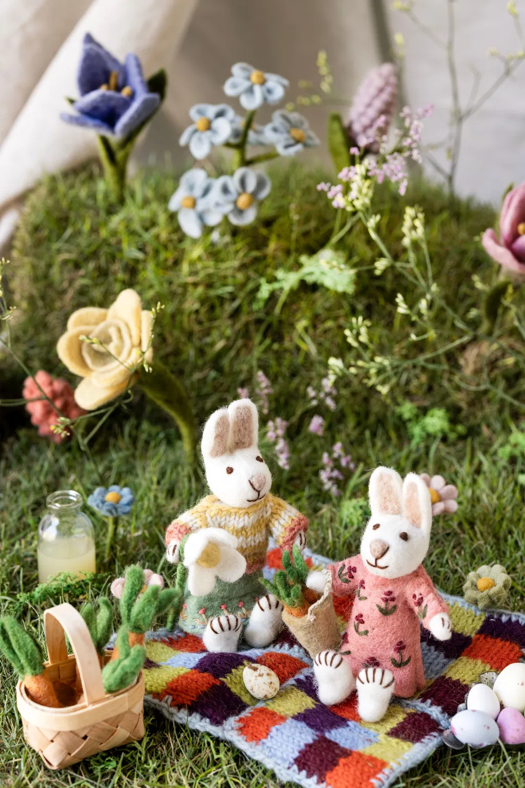 Gry & Sif Hasenfamilie „weißer Hase mit Korb und Karotte“ H12cm