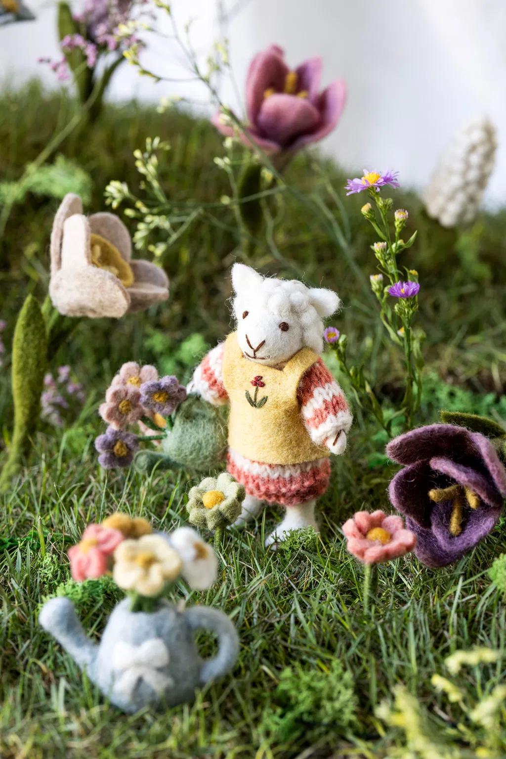 Gry & Sif Schaffamilie „weißes Schaf mit Gießkanne und Blumen“ H12cm