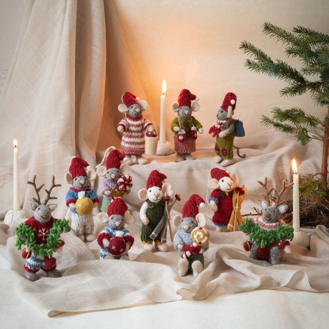 Weihnachtliche Filzfiguren und Kerzen