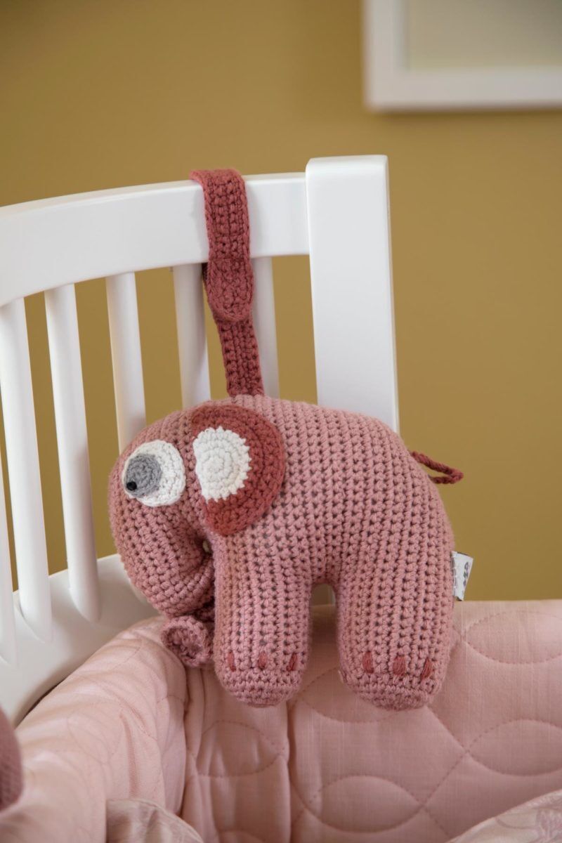 Sebra Häkel-Spieluhr, Fanto der Elefant, blossom pink am Bett