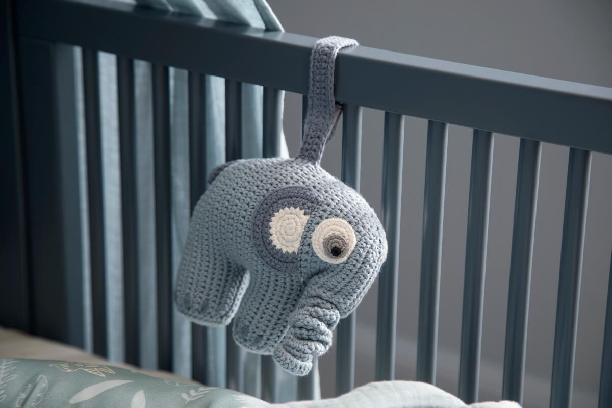 Sebra Häkel-Spieluhr, Fanto der Elefant, powder blue am Bett