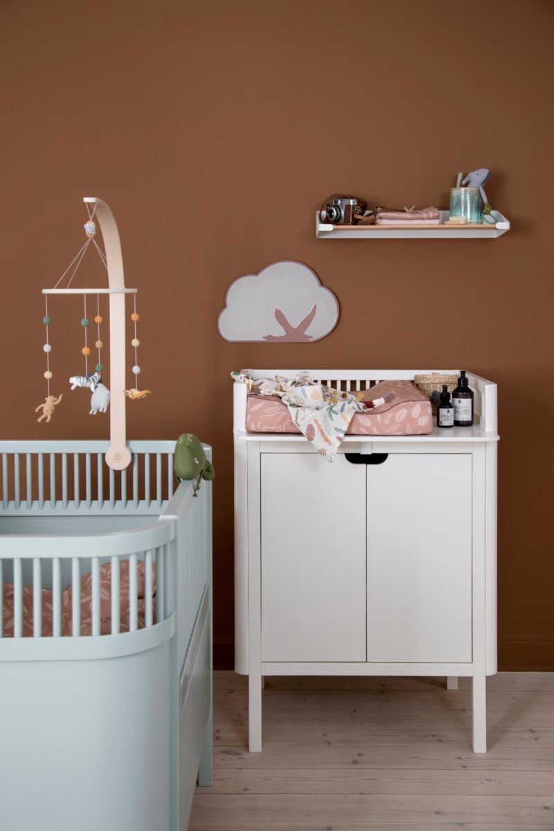 Sebra Wickelkommode mit Türen im Kinderzimmer