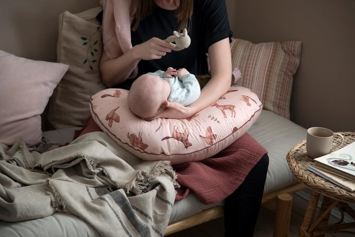 Sebra Stillkissen Nightfall „dreamy rose“ mit Baby