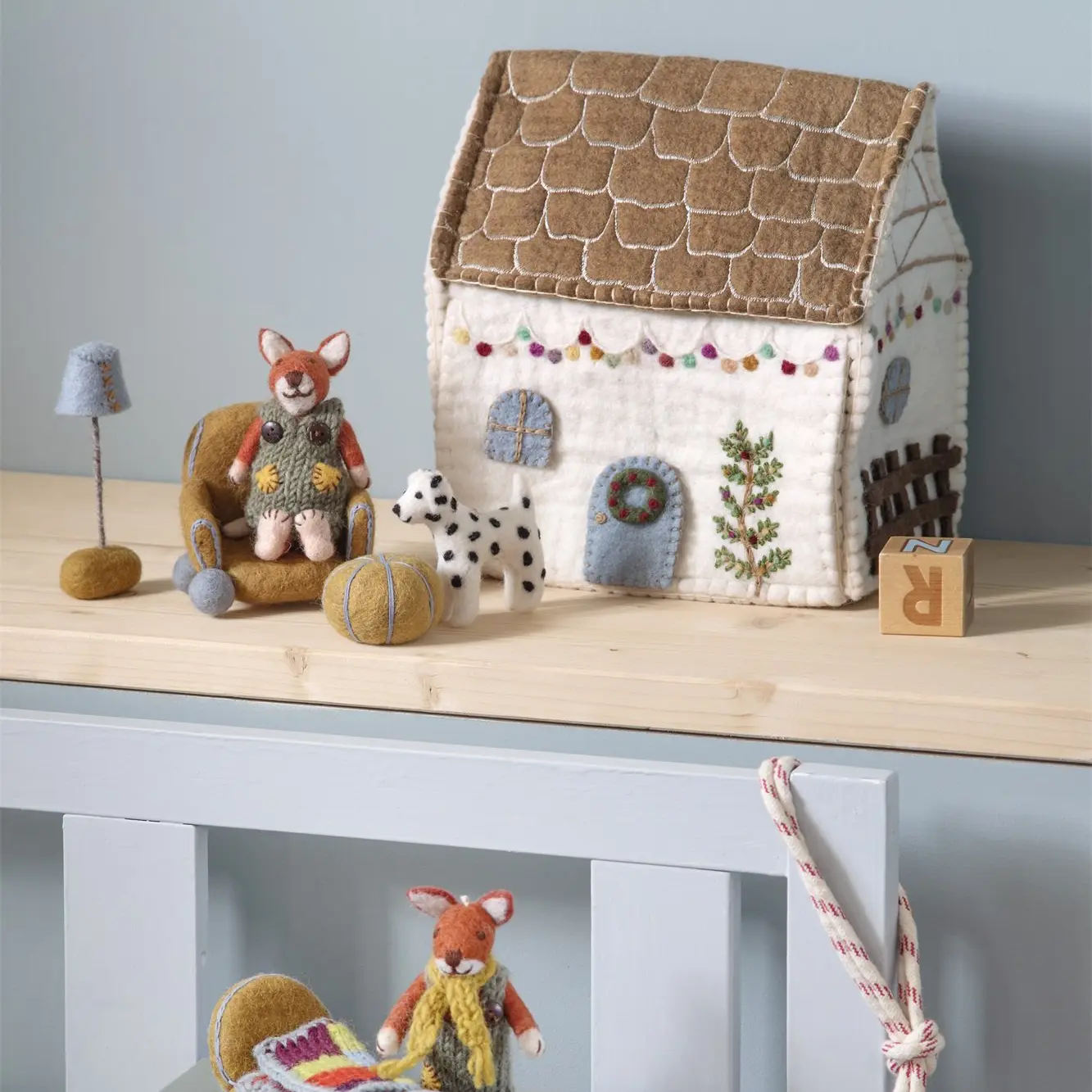 Gry & Sif Puppenhaus Kollektion „Puppenhaus mit Lichterkette“ 22x16x25cm – Bild 5