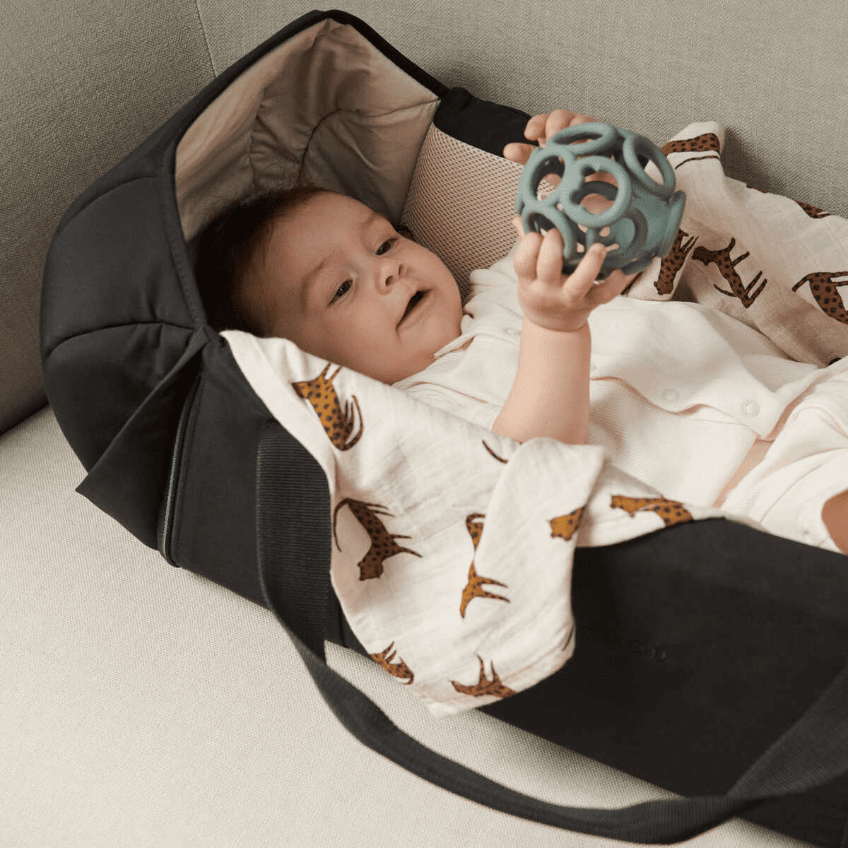 DELISTED Liewood Amber Babylift / Babynest „Black“, 63x27cm – Bild 9