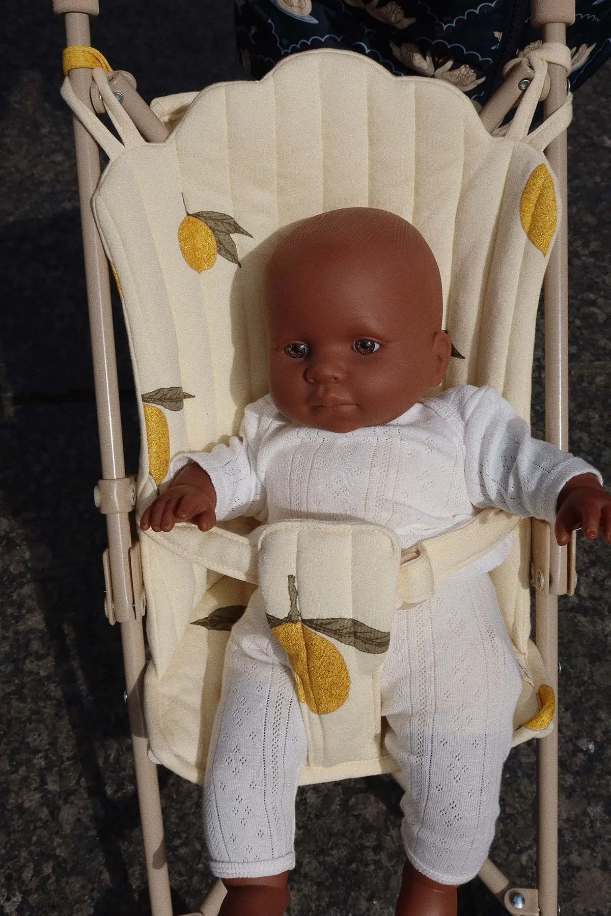 DELISTED Konges Sløjd Puppen-Buggy „Mon grande citron Glitter“ – Bild 7